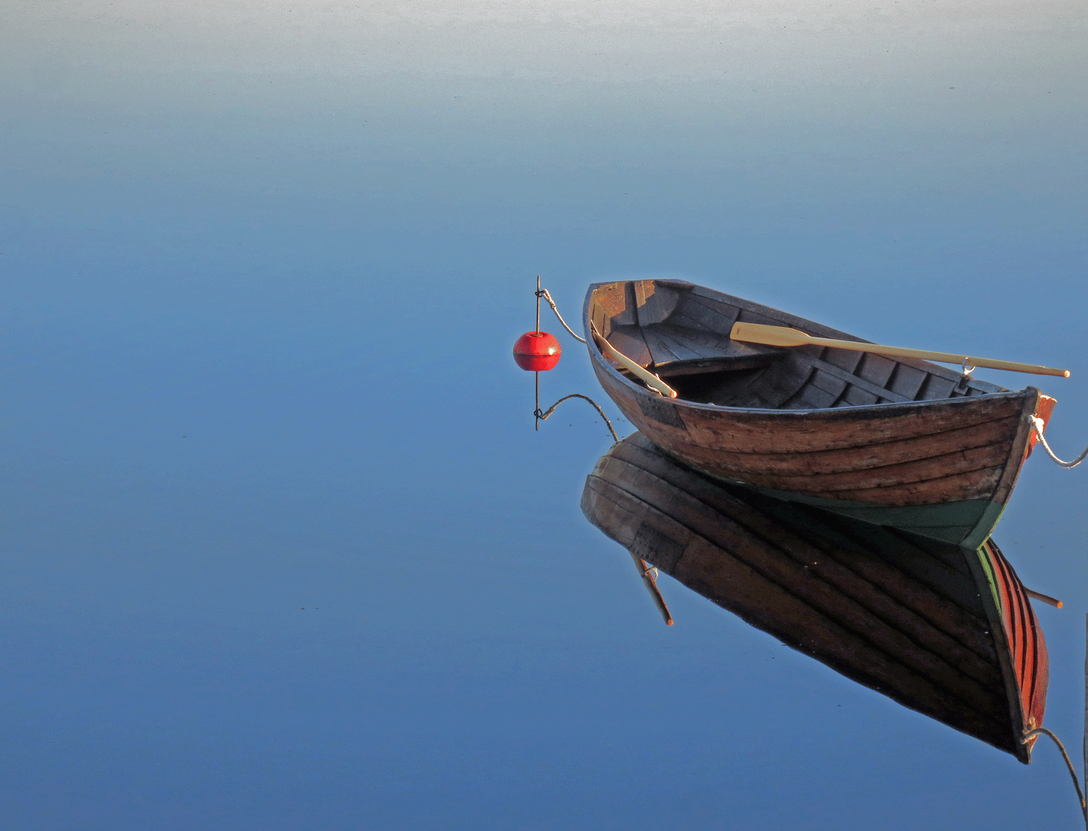 B�t i spegelblankt vatten